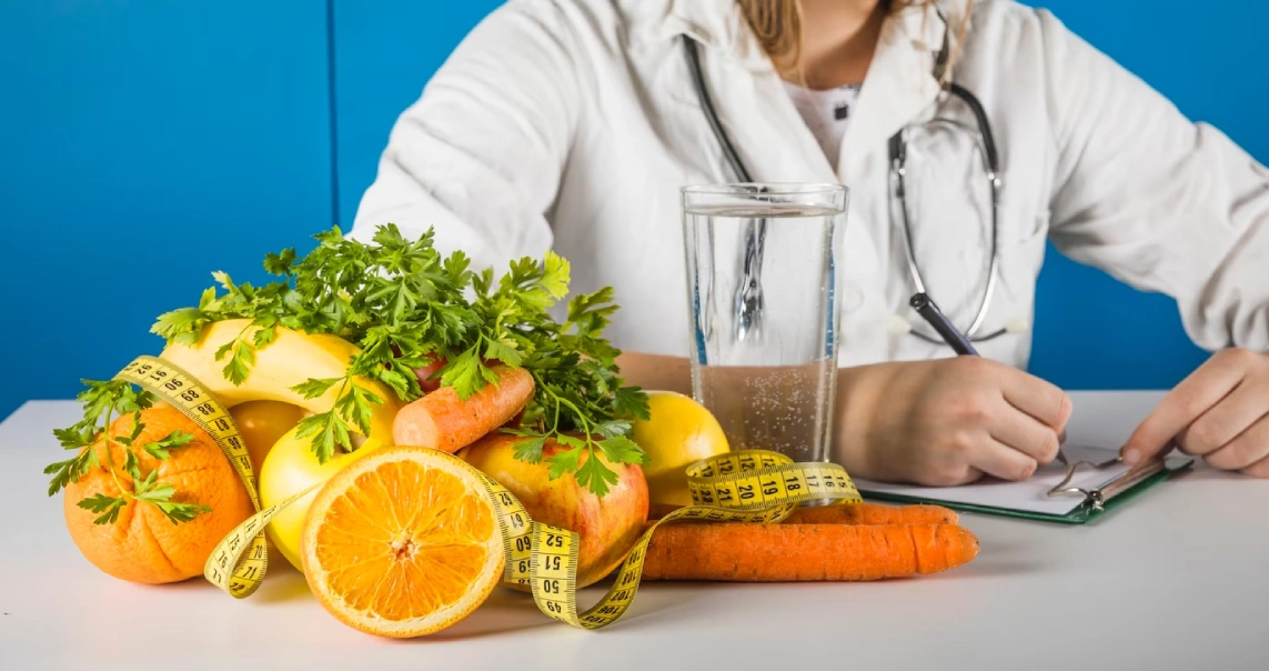 Nutricionista passando dieta para paciente. 